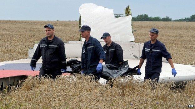 Rescue workers carry the body of one of the victims. Photo: 19 July 2014