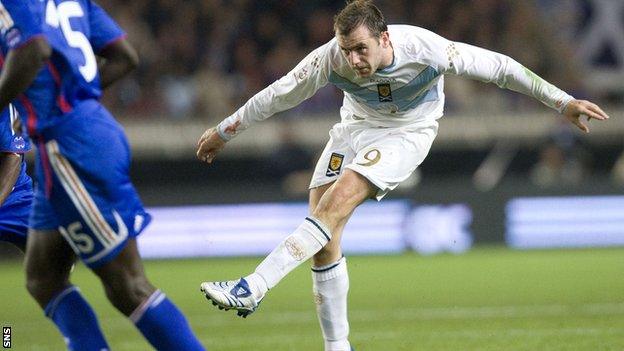 James McFadden scores for Scotland against France in 2007