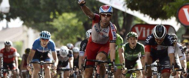 Alexander Kristoff wins ahead of Jack Bauer (left)