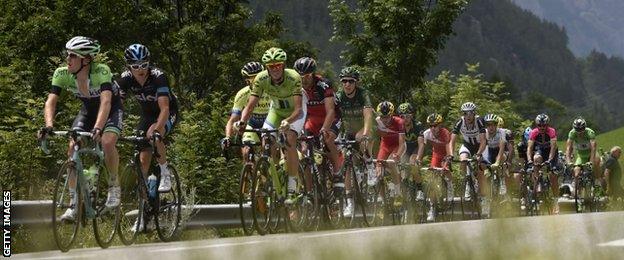 Geraint Thomas (second left) in the break on stage 14