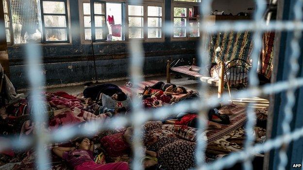 Displaced Palestinians rest at a UN school in Gaza (21 July 2014)