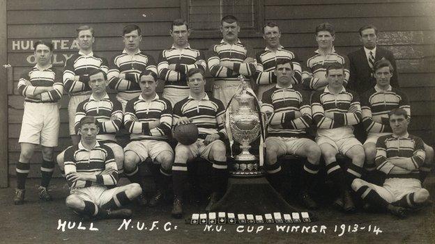 Hull FC team with the Challenge Cup in 1913-14 season