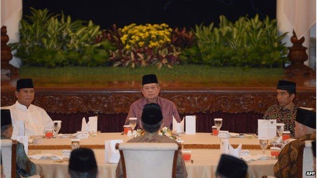 Indonesian president Susilo Bambang Yudhoyono (C), presidential candidates Joko Widodo (R) and Prabowo Subianto (L) attend a breaking-fast together at the presidential palace in Jakarta on 20 July 2014