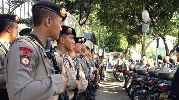 Security personnel wait outside Election Commission HQ in Jakarta on 22 July 2014