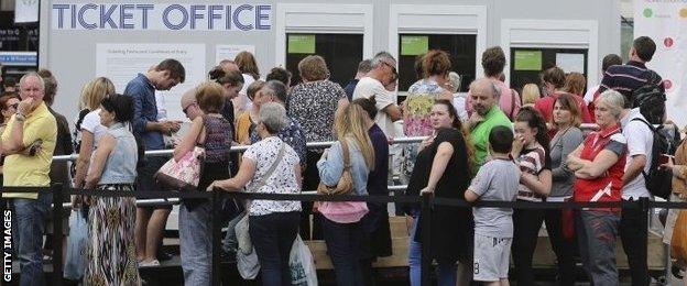 Glasgow 2014 ticket office queue