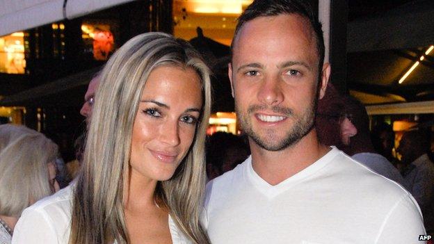 Reeva Steenkamp (L), Oscar Pistorius (R)