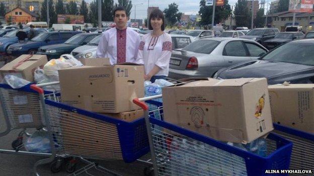 Ukrainians donating food to the army