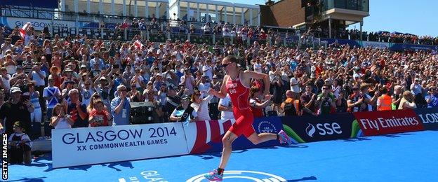 England's Jodie Stimpson (left) in action at the Commonwealth triathlon