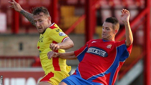 Kyle McFadzean and Jamie Cureton (right)