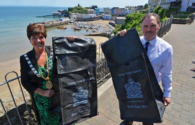 Tenby mayor Sue Lane and Pembrokeshire councillor Huw George with the bird-proof bags