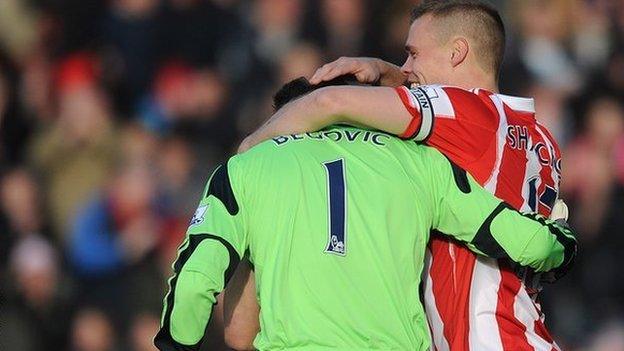 Asmir Begovic (l) Ryan Shawcross (r)