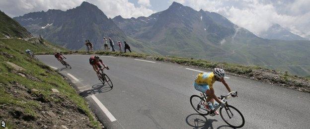 Vincenzo Nibali speeds down Tourmalet pass on the way to the final ascent at Hautacam