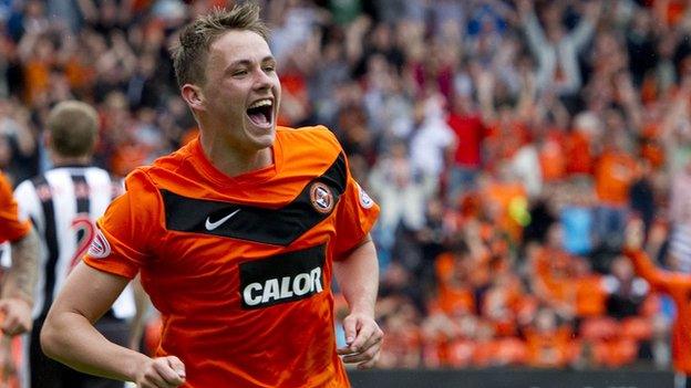 Former Dundee United midfielder Scott Allan has signed for Hibernian