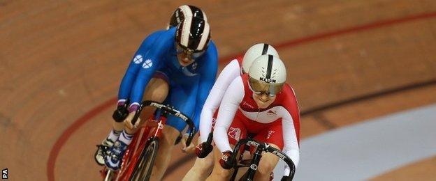 Action from the tandem sprint