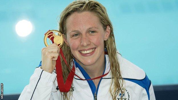 Hanah Miley shows off her 400m individual medley gold medal