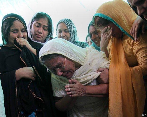 Women mourning for Rashid Rehman