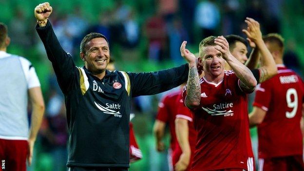 Derek McInnes celebrates with his players after Aberdeen beat Groningen