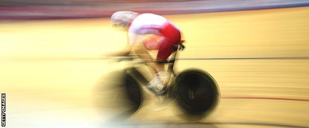 Joanna Rowsell in action in the women's individual pursuit in Glasgow