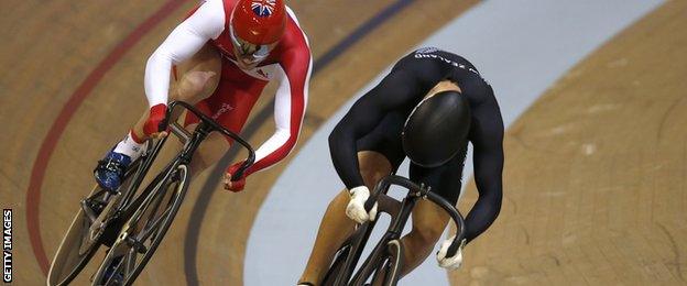 Jason Kenney chases Sam Webster in race two of their Commonwealth Games sprint final