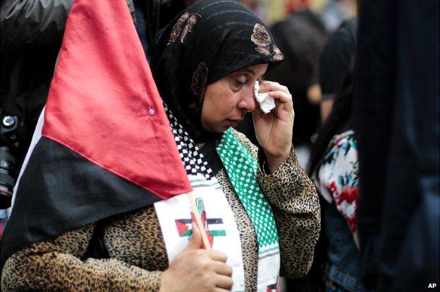 A woman weeps as she attends a pro-Palestinian rally in Berlin - 25 July 2014