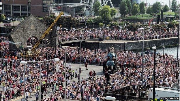 The Grandmother Giant and the crowds