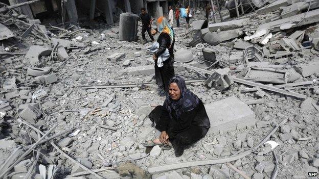 A Palestinian woman reacts at seeing destroyed homes in the northern district of Beit Hanun in the Gaza Strip during an humanitarian truce, 26 July 2014