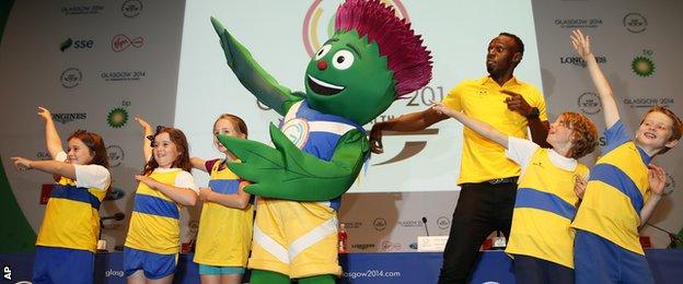 Bolt poses with mascot Clyde and five kids