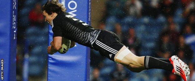 New Zealand's Sam Dickson scores a try against Barbados at the 2014 Commonwealth Games