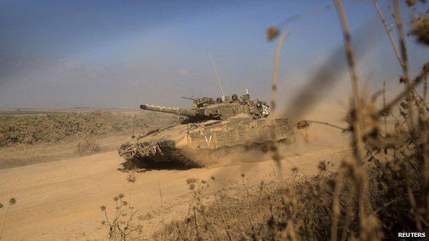 Israeli tank near the border with Gaza (27 July 2014)