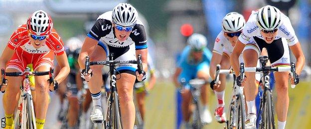 Marianne Vos (right) wins La Course from Kirsten Wild