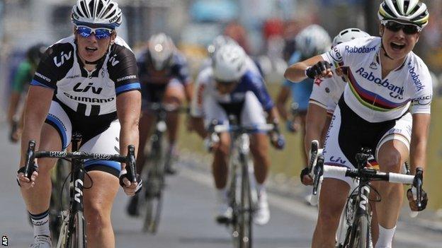 Marianne Vos (right) wins La Course from Kirsten Wild