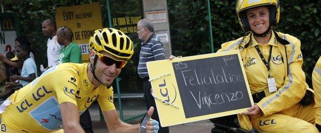 Vincenzo Nibali with Claire Pedrono, the official timekeeper