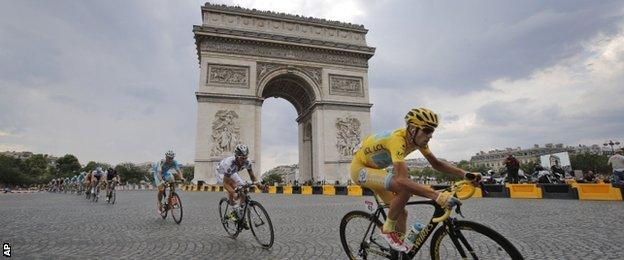 Vincenzo Nibali rides past the Arc de Triomphe