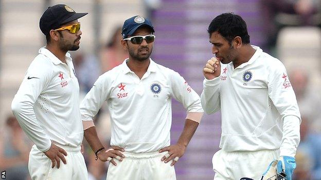 India captain Mahendra Dhoni (right)