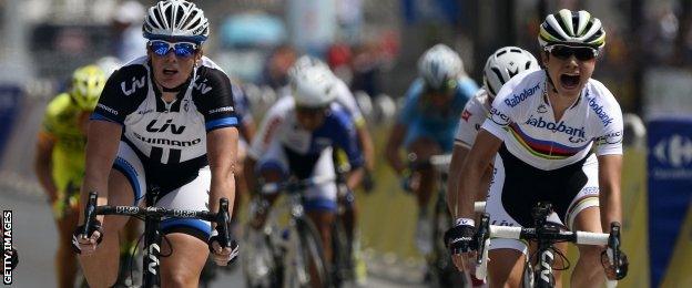 Marianne Vos (right) beats fellow Dutchwoman Kirsten Wild