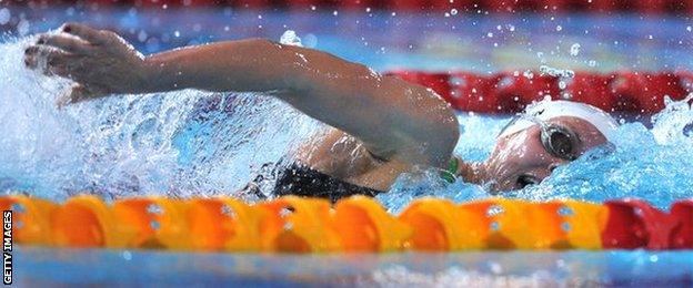 Wales' Jazz Carlin swims to win gold in the women's 800m freestyle final