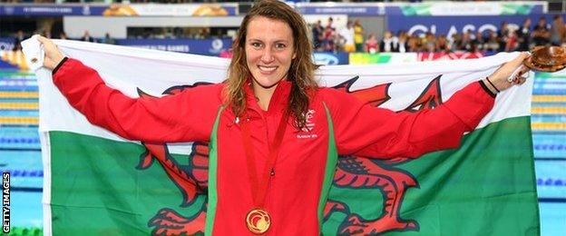 Jazz Carlin with her gold medal at the pool