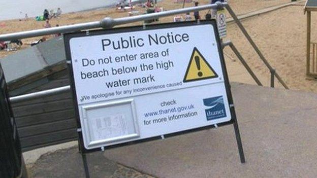 Sign warning swimmers