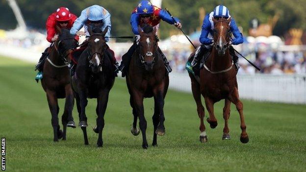 Es Que Love (centre) wins at Glorious Goodwood