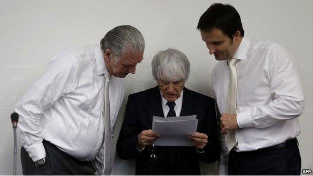 Bernie Ecclestone talks to his defence team at the courthouse in Munich - 29 July 2014