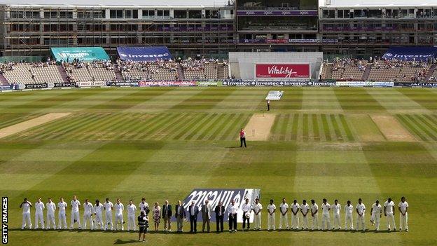 The teams hold a minute's silence