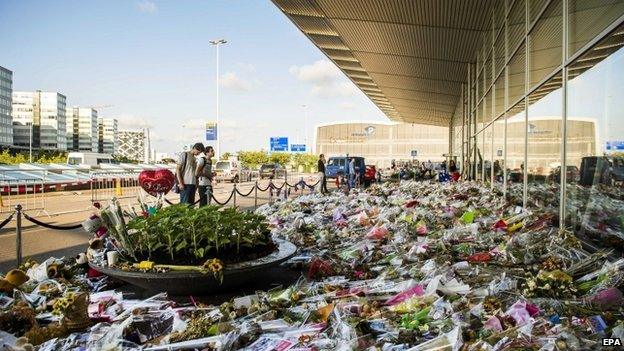 A personal note and flowers left in commemoration for the victims of Malaysian Airlines flight MH17 at Schiphol Airport, near Amsterdam, the Netherlands on 30 July 2014.