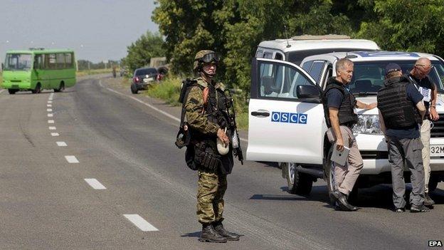 Armed rebels stop international monitors from proceeding to the MH17 crash site - 30 July 2014