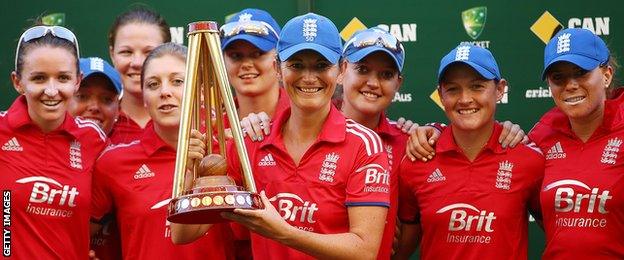 Charlotte Edwards lifts the Ashes trophy