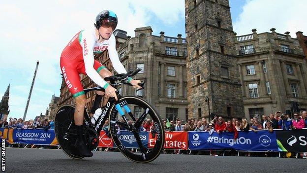 Geraint Thomas riding through the streets of Glasgow in the Commonwealth Games time trial