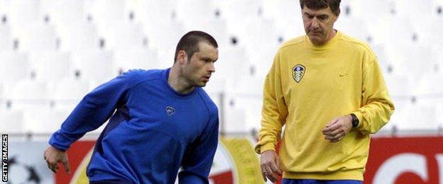 Mark Viduka is given instruction during a training session by Leeds coach Brian Kidd