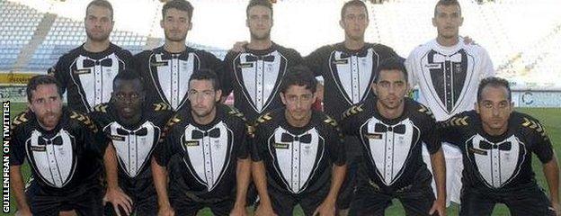 Cultural Leonesa wear their tuxedo kit