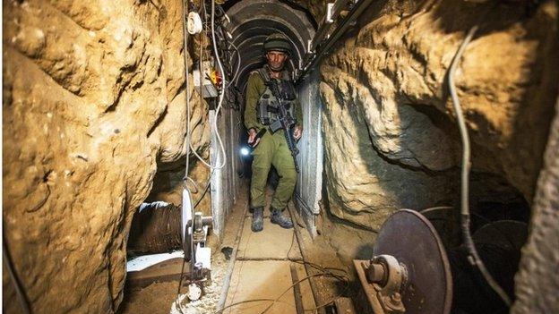 Israeli soldier in tunnel dug by Palestinian militants (25/07/14)