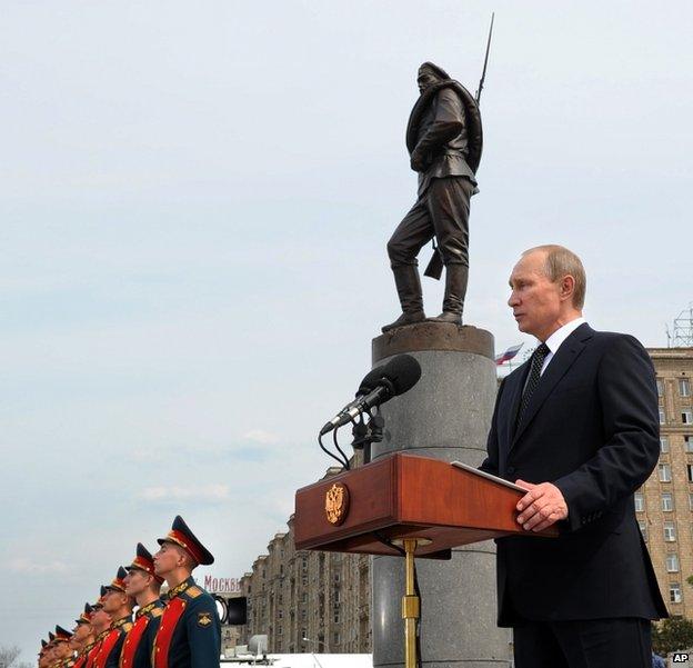 Russian President Vladimir Putin unveils a monument in Moscow to Russian soldiers killed in World War One, 1 August