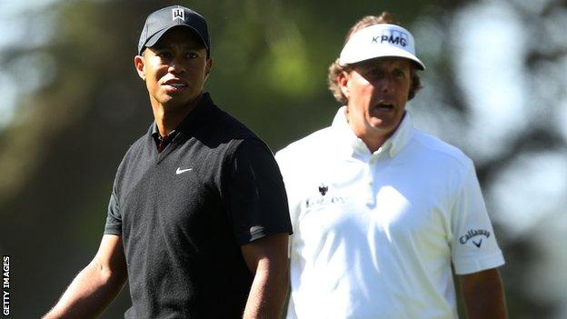 Tiger Woods (l) and Phil Mickelson